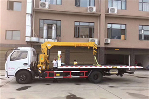 细河附近汽车轮胎更换